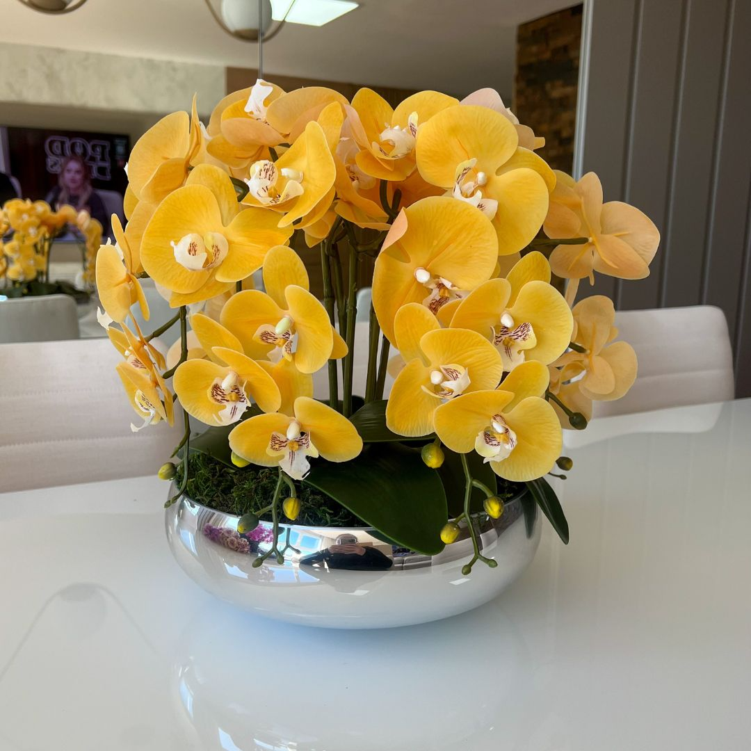 ARRANJO DE ORQUÍDEA AMARELA COM VASO DE VIDRO PRATA GOLD 1