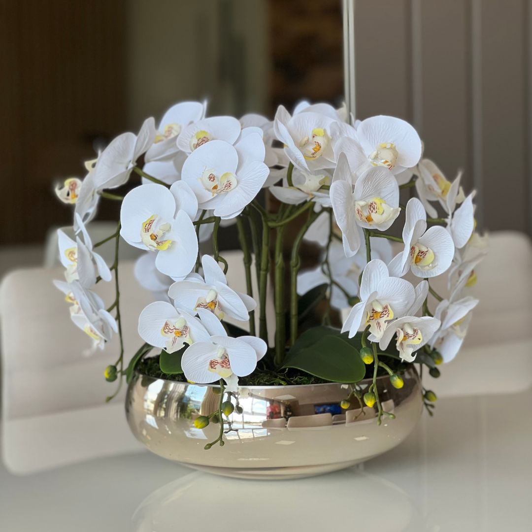 ARRANJO DE ORQUÍDEA BRANCA 6 HASTES COM VASO DE VIDRO DOURADO GOLD 1