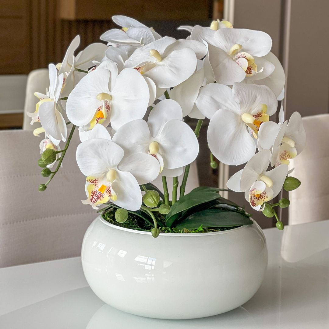 ARRANJO DE ORQUÍDEA BRANCA KATIA COM VASO DE VIDRO BRANCO FERNANDA 22 CM  1