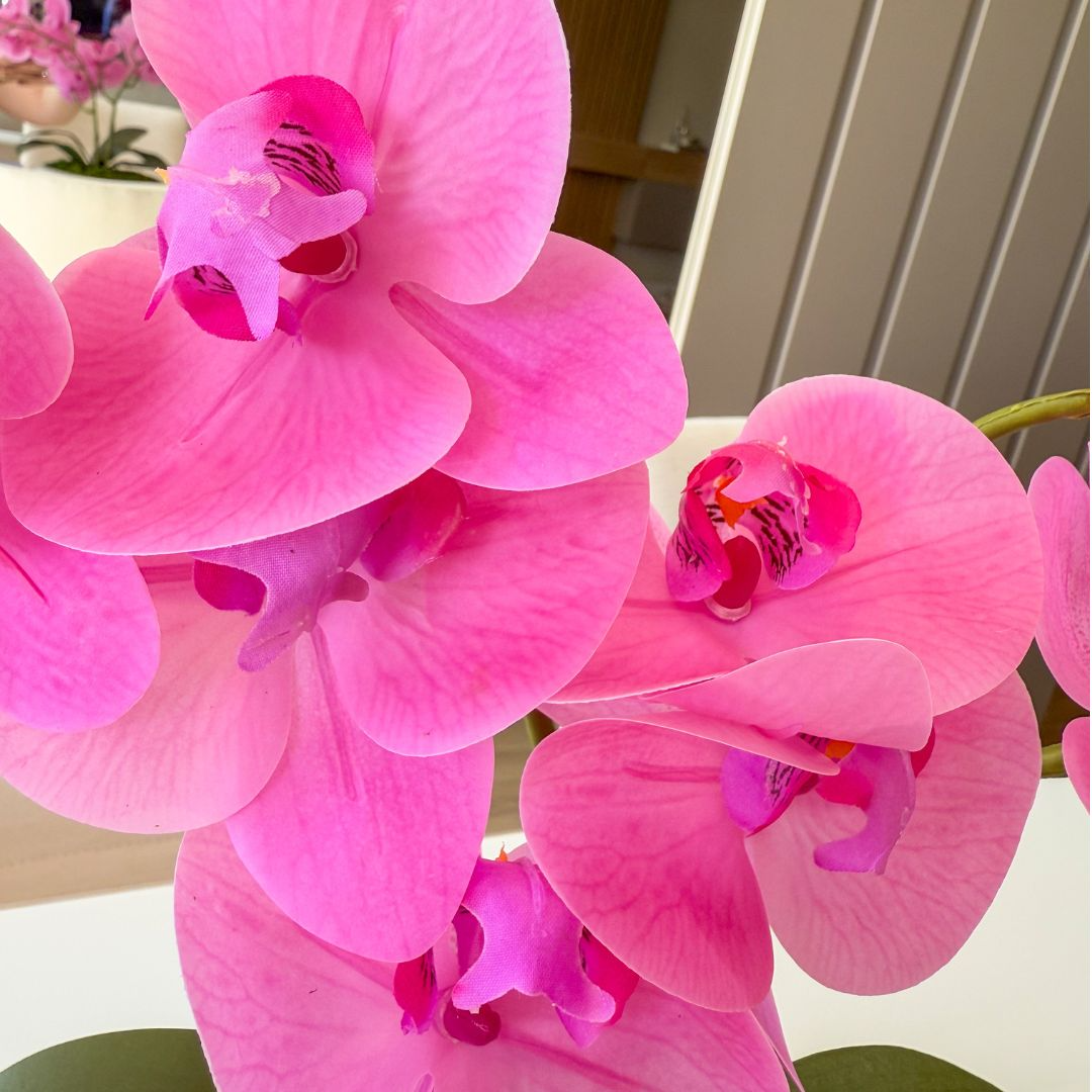 ARRANJO DE ORQUÍDEA ROSA COM VASO DE CERÂMICA FENDI CLARA 2