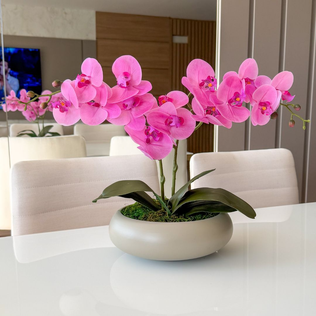ARRANJO DE ORQUÍDEA ROSA COM VASO DE CERÂMICA FENDI CLARA 1