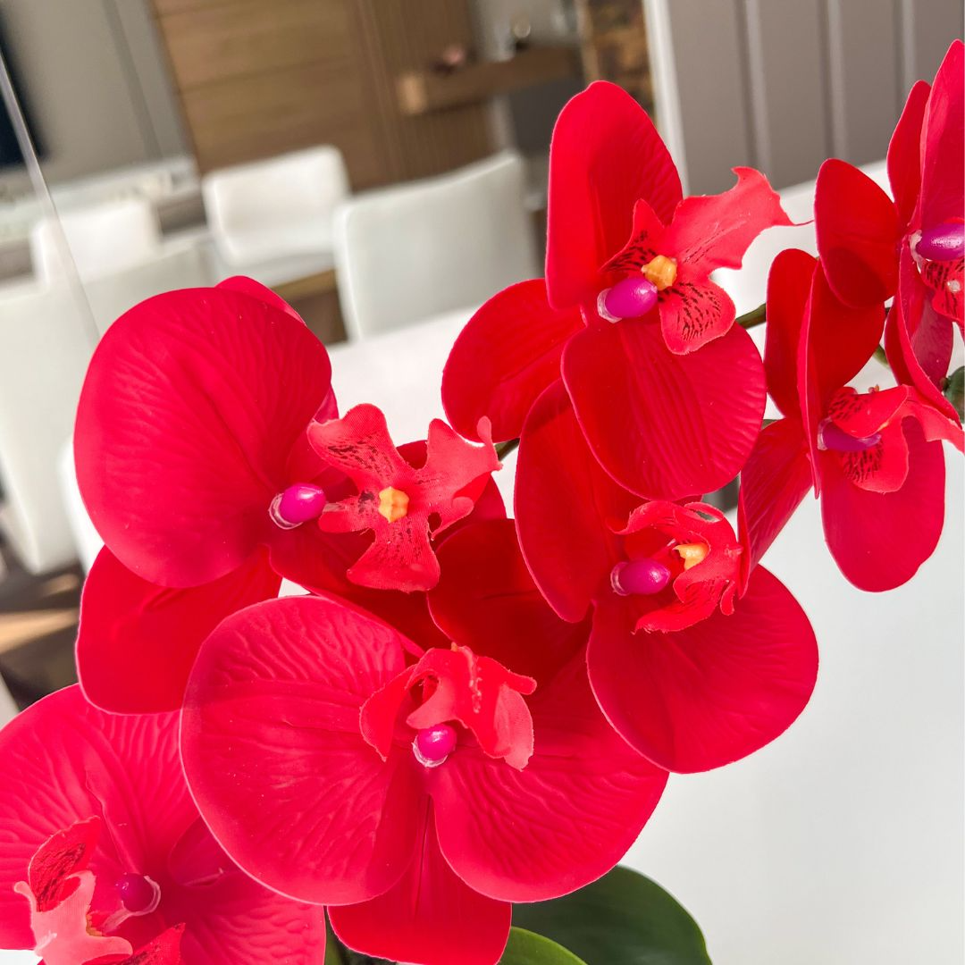ARRANJO DE ORQUÍDEA VERMELHA VASO DE VIDRO BRANCO CAROL 2
