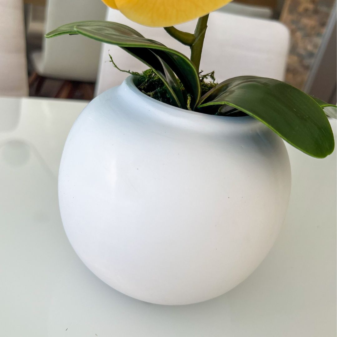 ARRANJO DE ORQUÍDEA AMARELA VASO DE CERÂMICA BRANCO DAVID 3